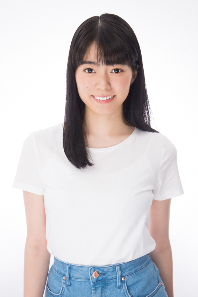 女子就活生の証明写真のビフォー
