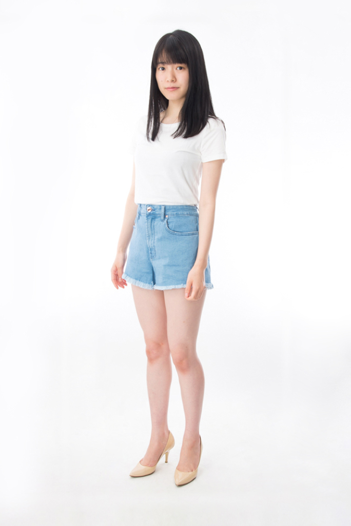 女子就活生の証明写真のビフォー